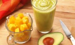 طريقة عمل عصير الأفوكادو مع المانجو